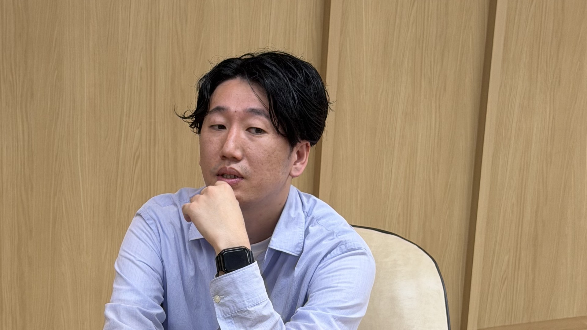 取材に応じる三谷様